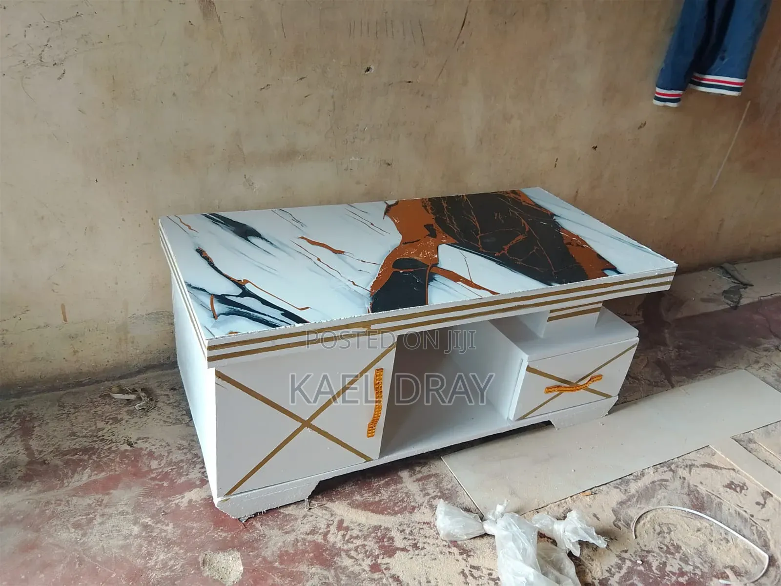 Modern Marble-Finish Coffee Table – White Gold