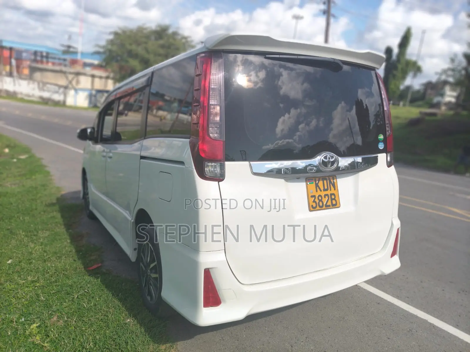 Toyota Noah 2.0 FWD (7 Seater) 2016 White