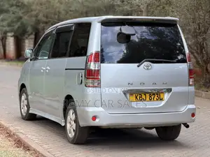Toyota Noah 2002 Silver