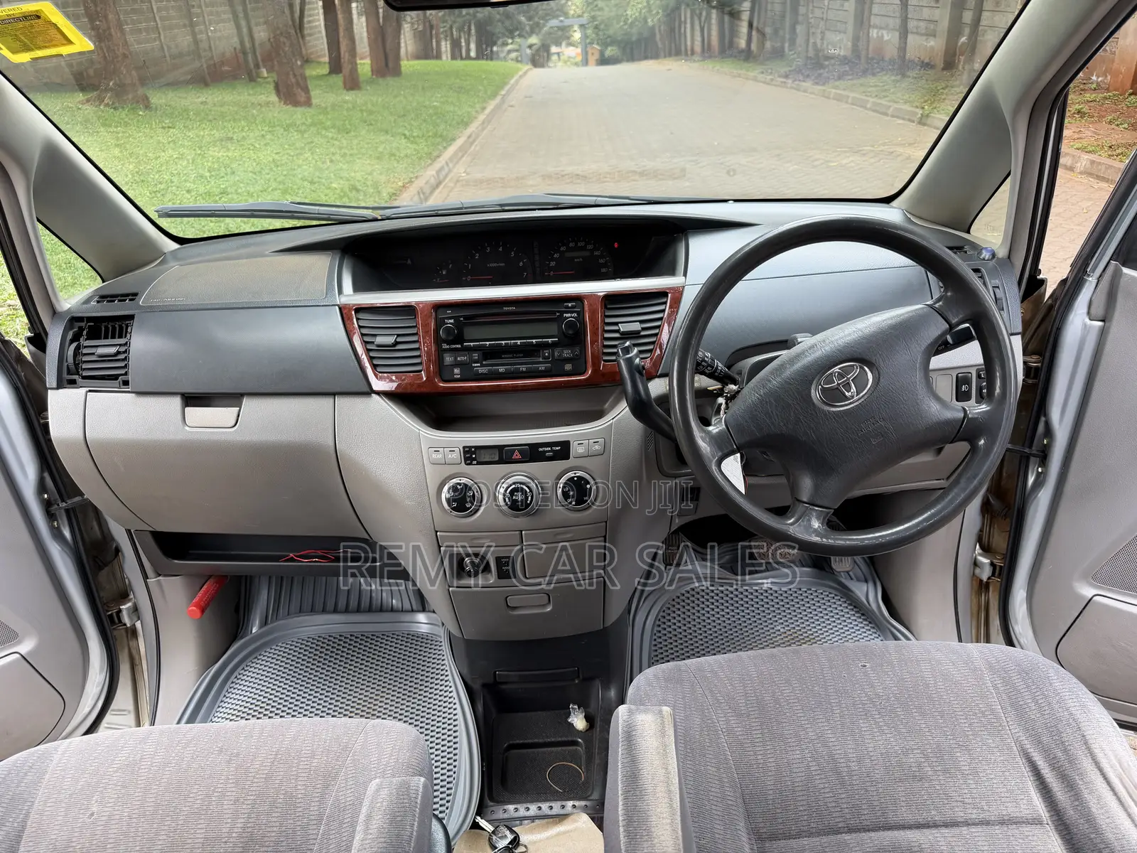 Toyota Noah 2002 Silver