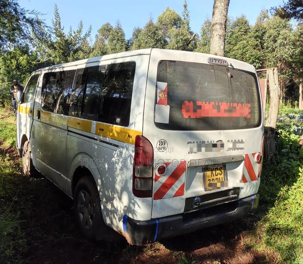 Toyota HiAce 2011 White - thumbnail 4