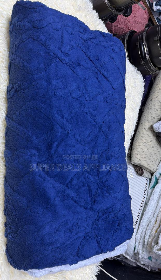 Warm Sharper Fleece Blankets - thumbnail 2