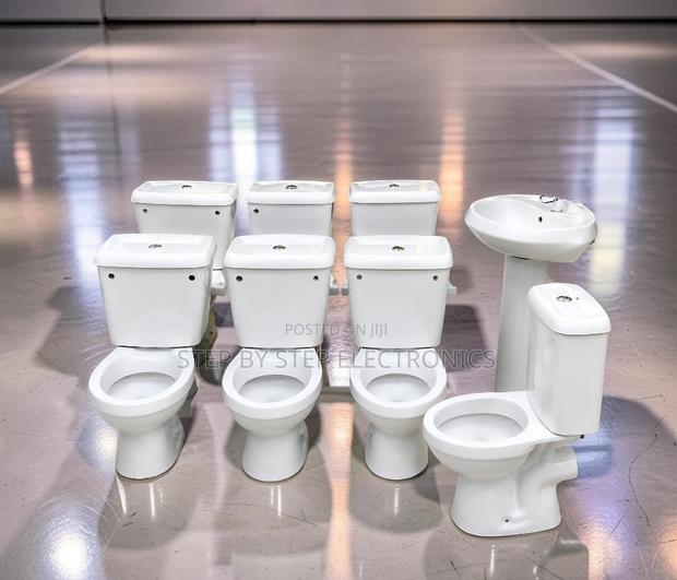 Modern White Ceramic Toilet With Powerful Siphonic Flushing System