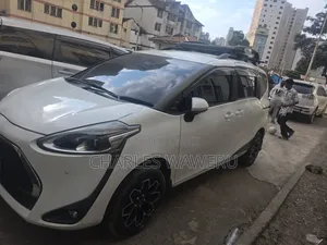 Toyota Sienta 2017 Red