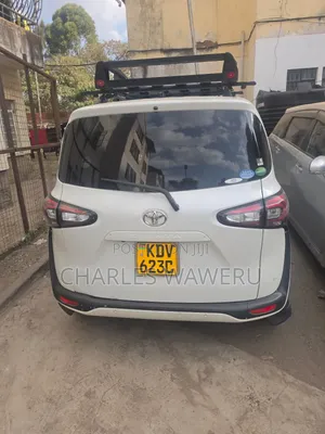 Toyota Sienta 2017 Red
