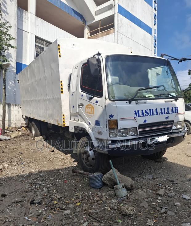 Mitsubishi Fuso Fighter Clean 2005 White