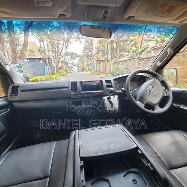 Toyota HiAce 2016 White - thumbnail 9