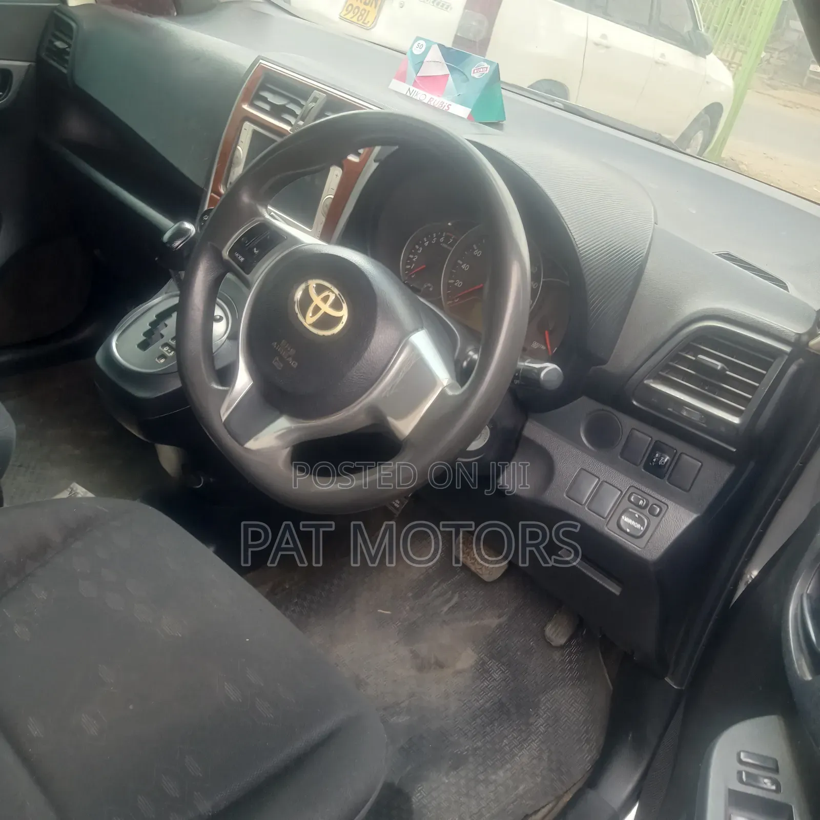 Toyota Ractis 1.3 FWD 2012 Silver