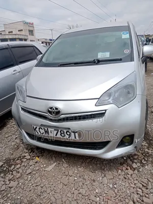 Toyota Ractis 1.3 FWD 2012 Silver