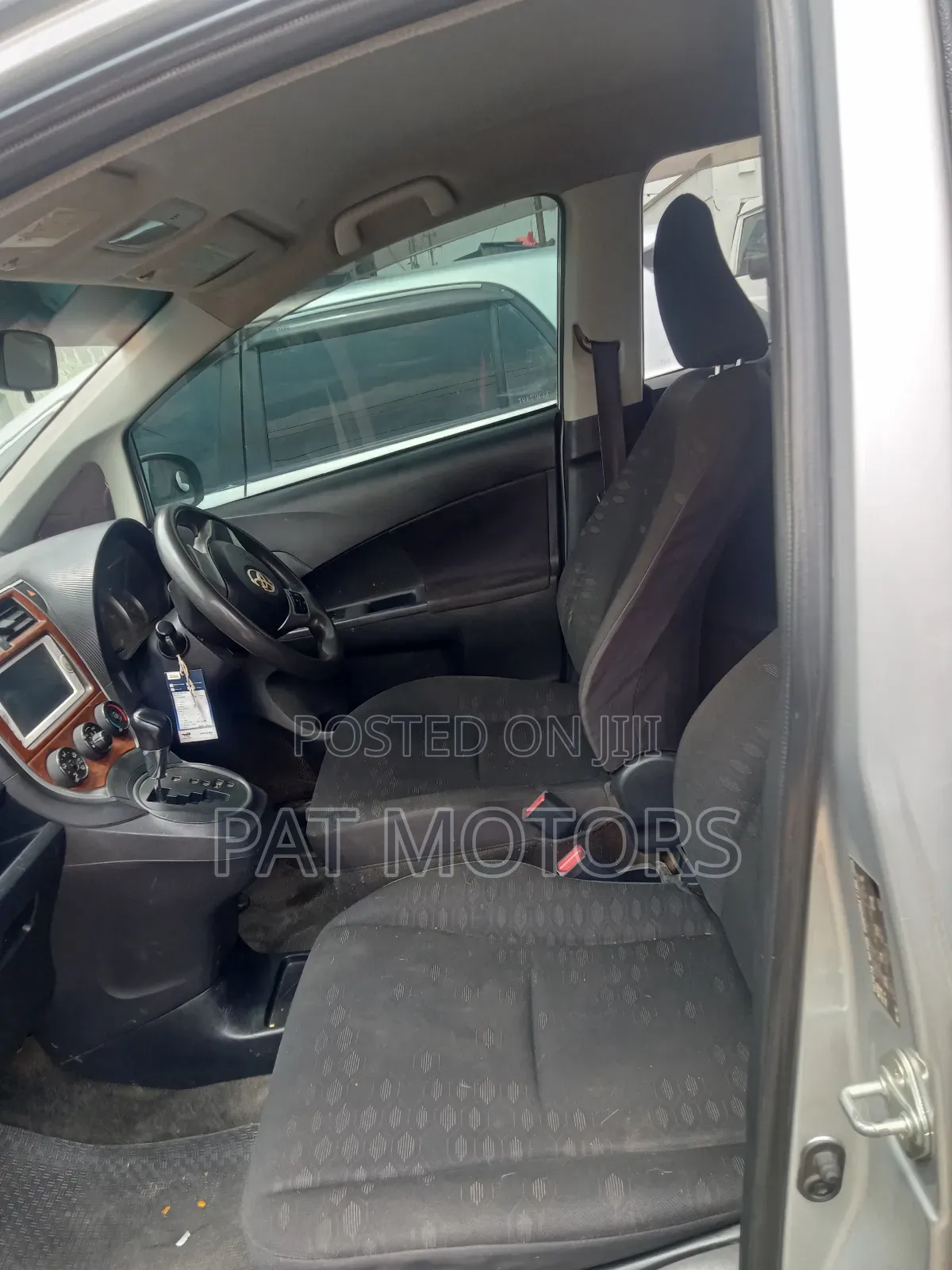Toyota Ractis 1.3 FWD 2012 Silver