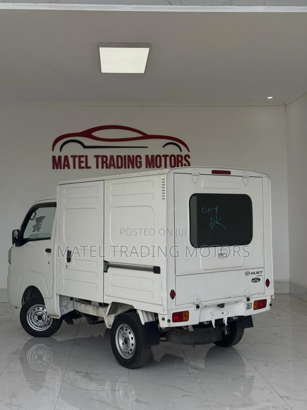 2019 Daihatsu Hijet - thumbnail 4