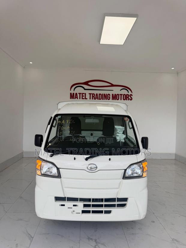 2019 Daihatsu Hijet - thumbnail 7