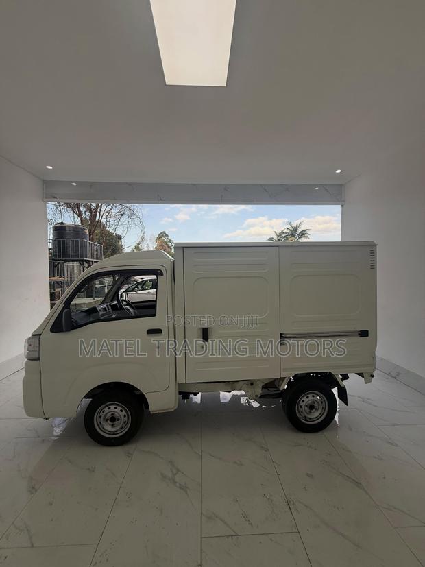 2019 Daihatsu Hijet - thumbnail 12