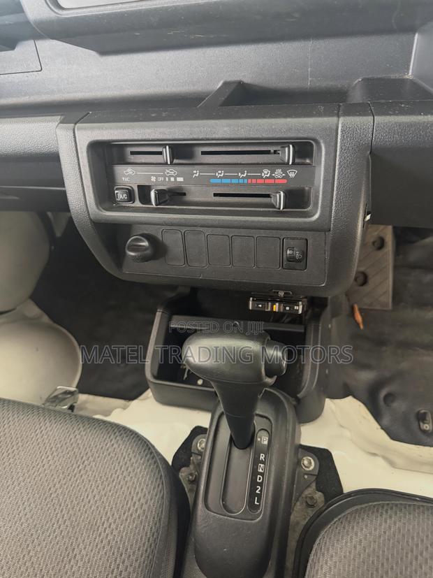 2019 Daihatsu Hijet - thumbnail 11