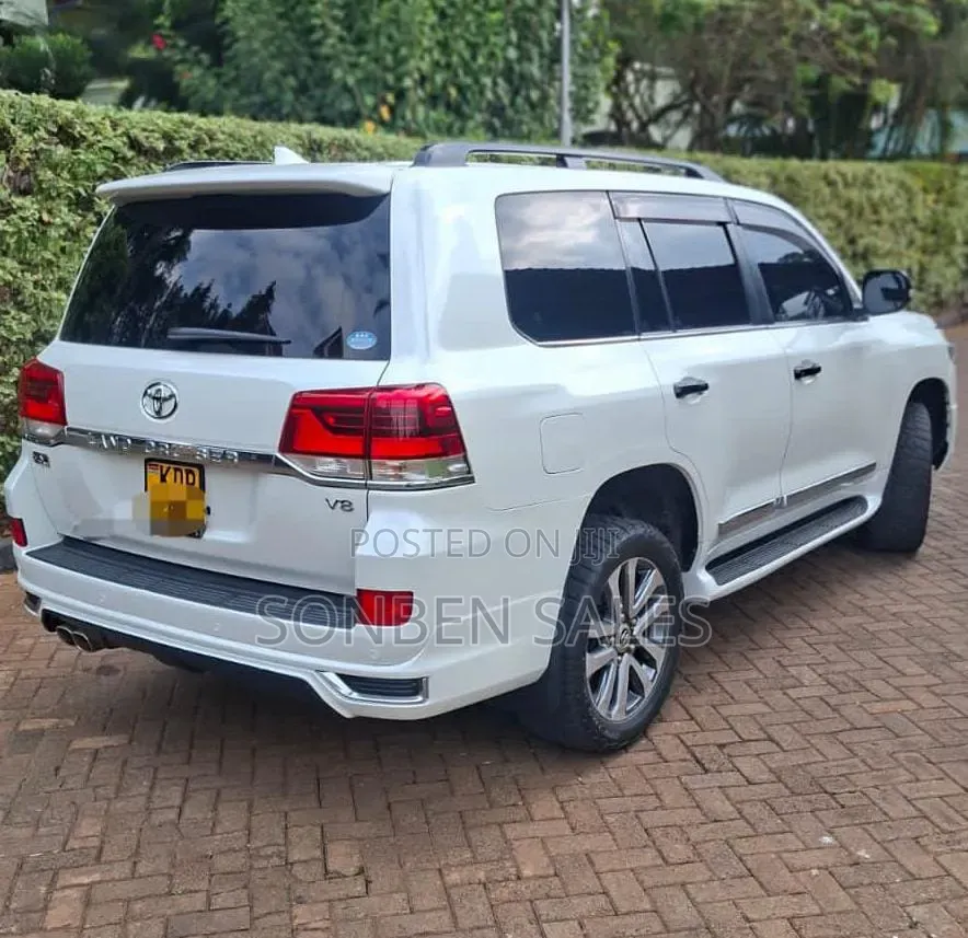 Toyota Land Cruiser 2016 White