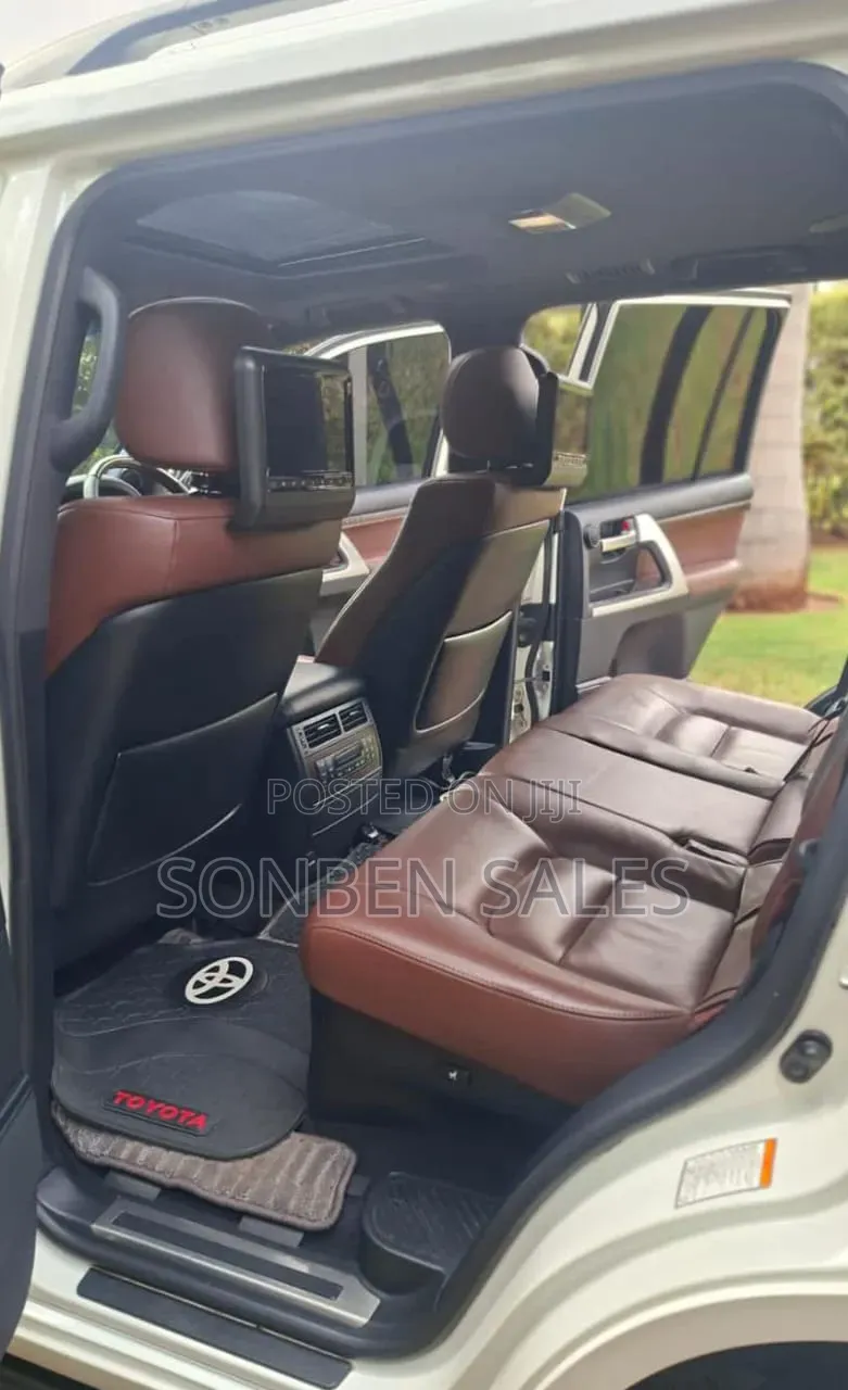Toyota Land Cruiser 2016 White