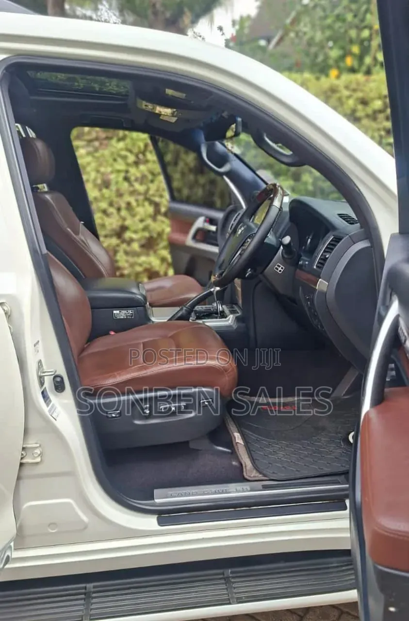 Toyota Land Cruiser 2016 White