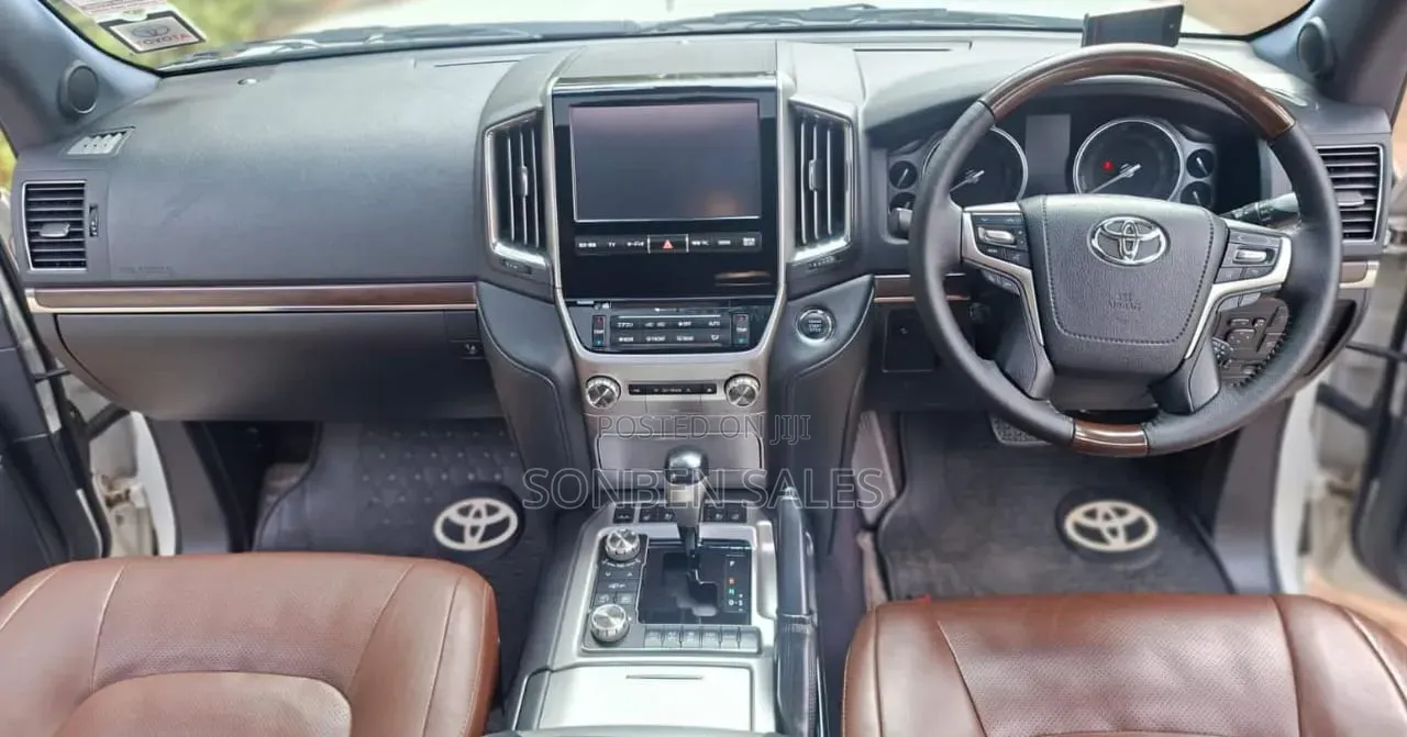 Toyota Land Cruiser 2016 White
