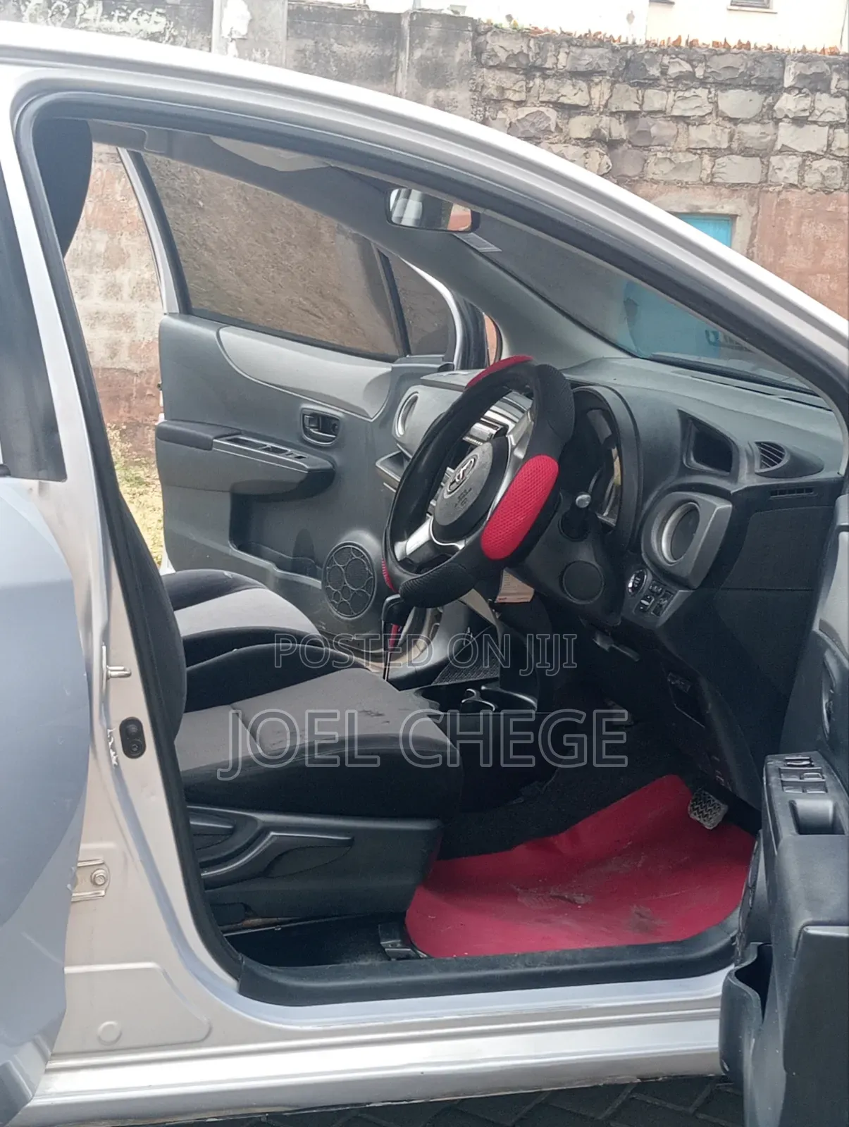Toyota Vitz 2012 Silver