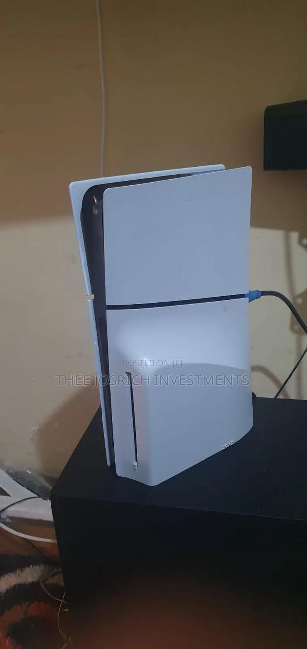 Ps5 Slim Newly Used - thumbnail 3