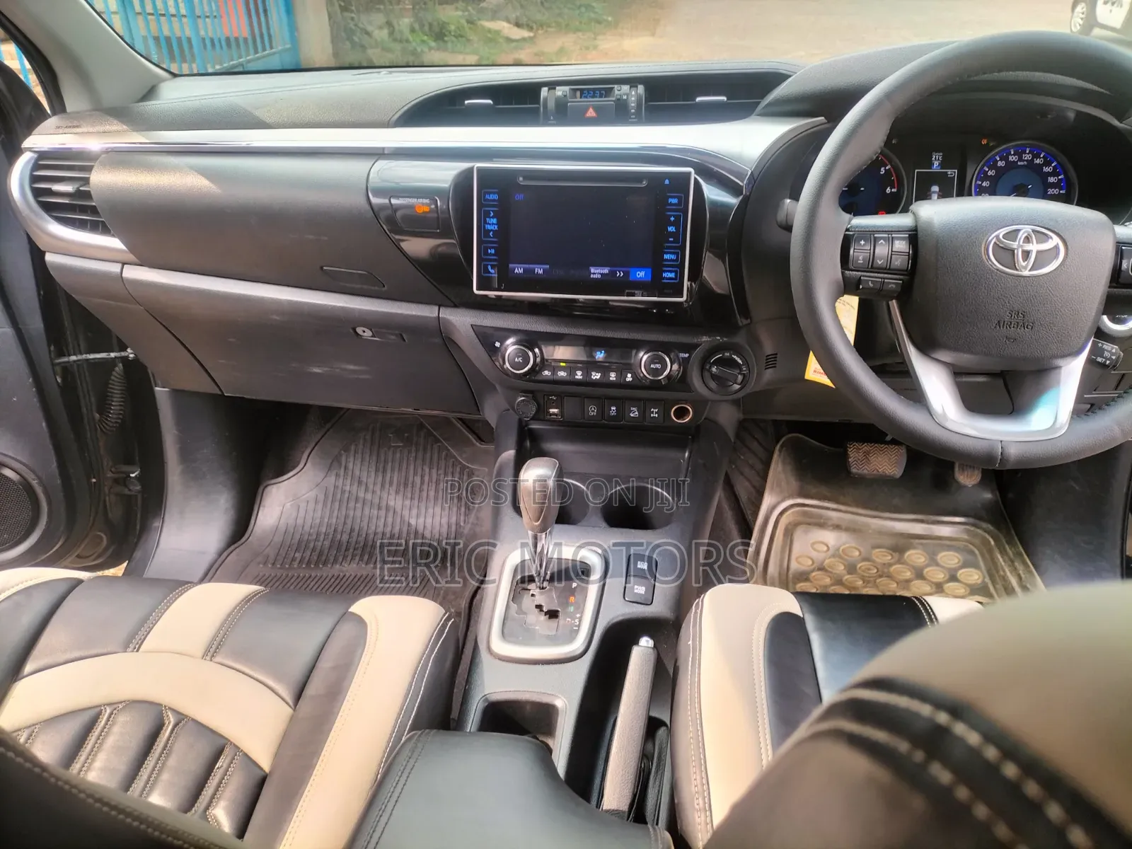 Toyota Hilux 2016 Black