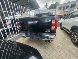 Toyota Hilux 2021 Black