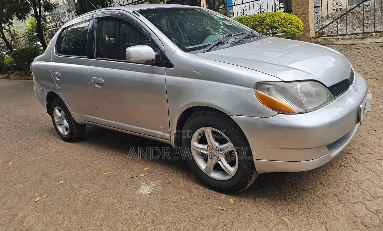 Toyota Platz 2000 Silver
