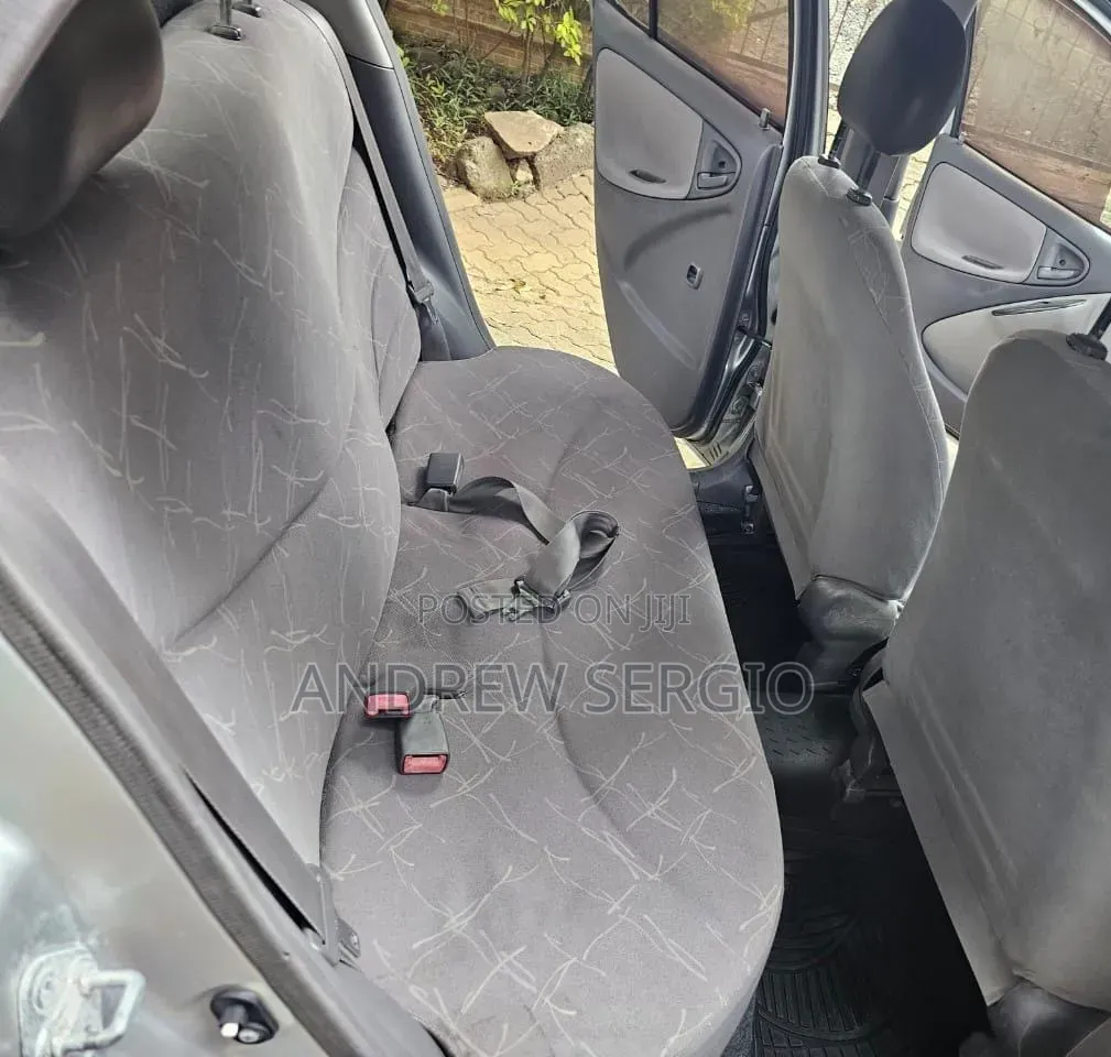 Toyota Platz 2000 Silver