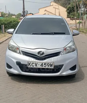 Toyota Vitz 2012 Silver