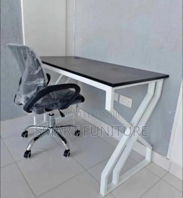 Modern Office Desk Metallic Leg Office Desk