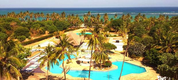 Diani Beachfront 1 Bedroom Pool Beach - thumbnail 2