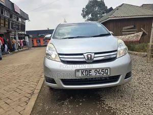 Toyota ISIS 2014 Silver