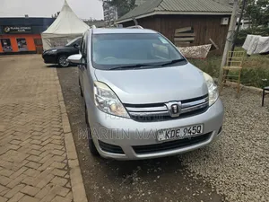 Toyota ISIS 2014 Silver