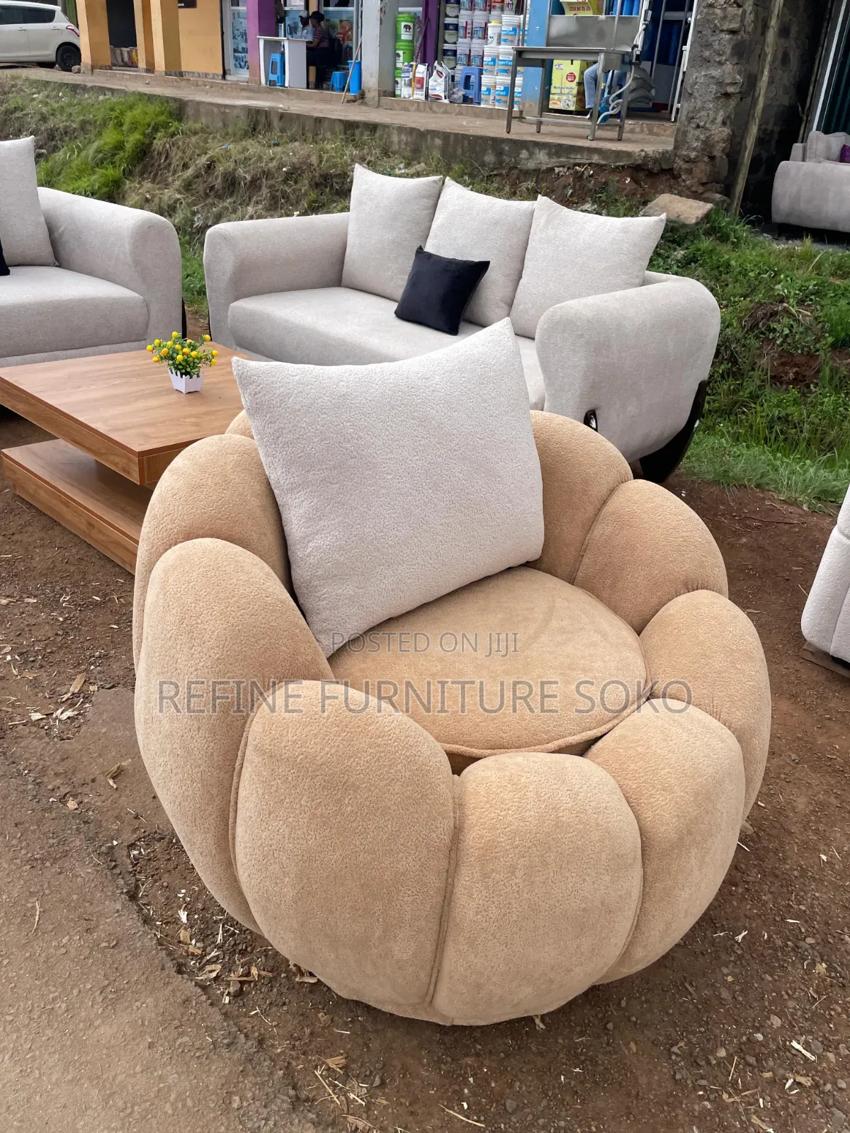 Queen Chair Seat Available With Fluffy and Warm Fabric