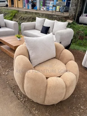 Queen Chair Seat Available With Fluffy and Warm Fabric