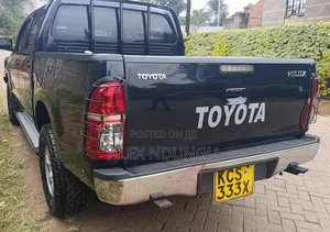 Toyota Hilux 2013 Black
