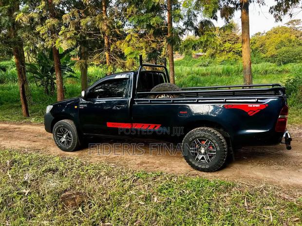 Toyota Hilux 2014 Black - thumbnail 2