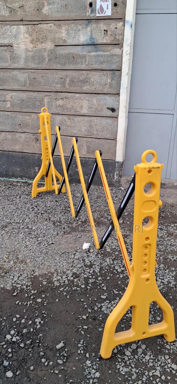 Expandable Safety Barrier – Portable Crowd Control Barricade