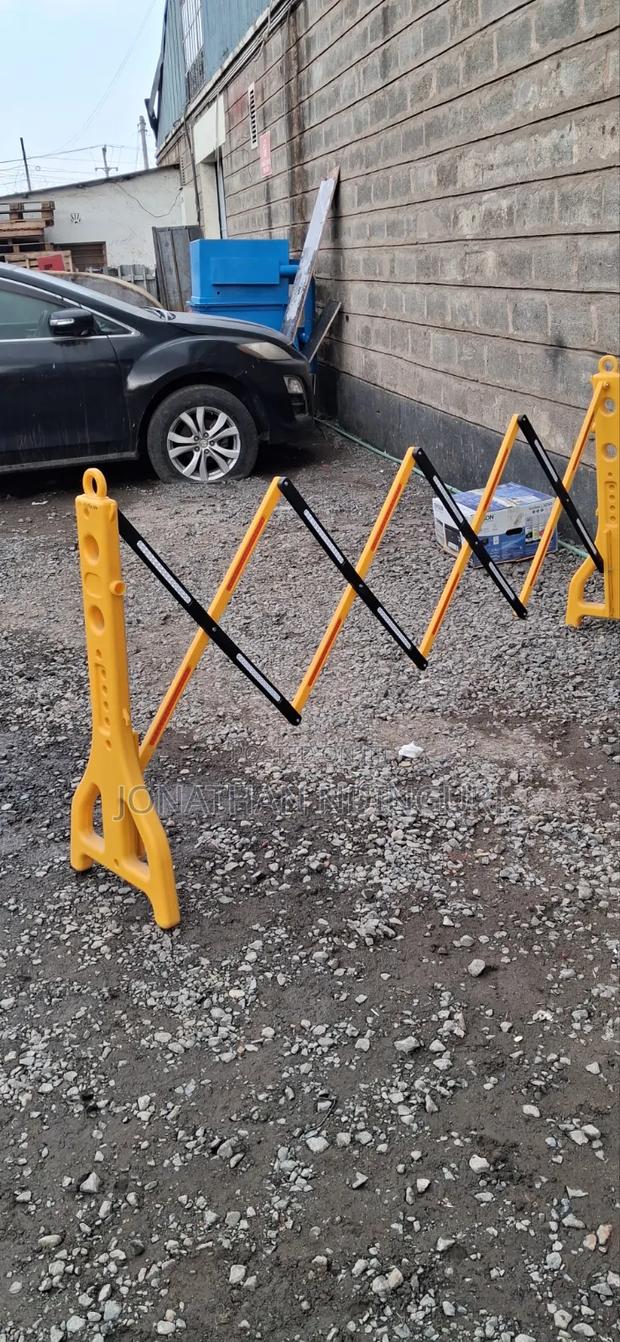 Expandable Safety Barrier – Portable Crowd Control Barricade - thumbnail 2