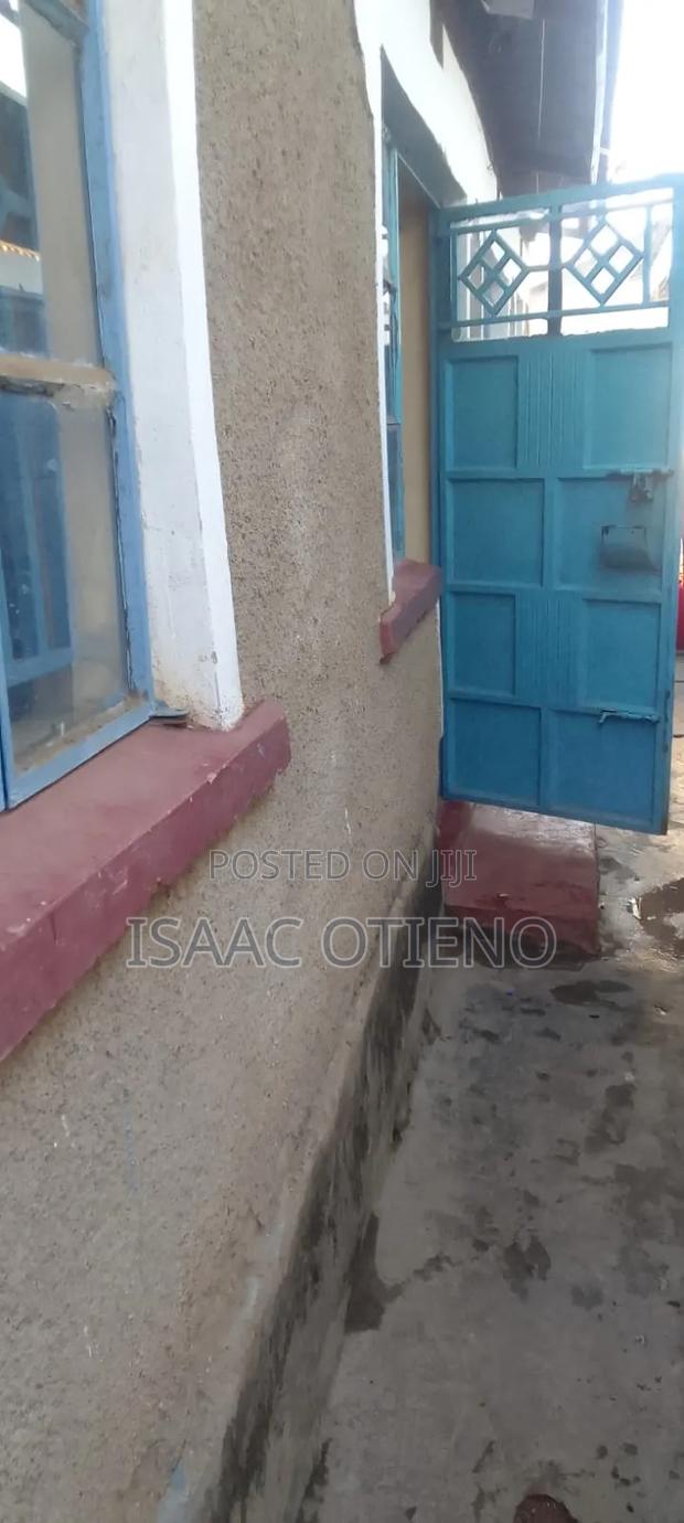 2 Bedroom House - thumbnail 2