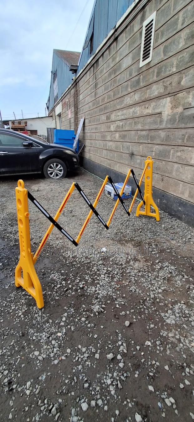 Expandable Plastic Barricade – High-Visibility Safety Barrier