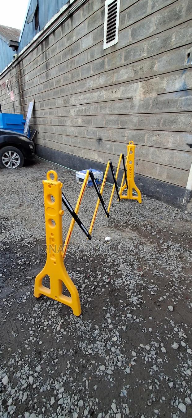 Expandable Plastic Barricade – High-Visibility Safety Barrier - thumbnail 2