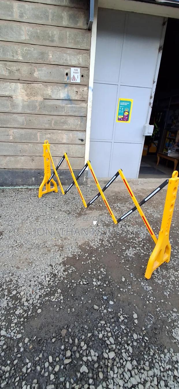 Construction Expandable Barrier – Reliable Access Control - thumbnail 2