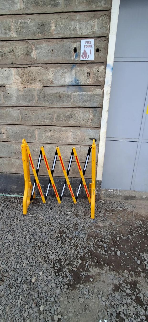 Adjustable Expandable Barrier – Durable Safety Solution - thumbnail 2