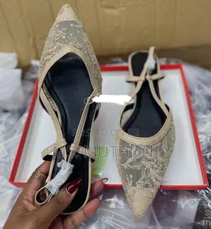 Ladies Floral Lace Embroidery and a Chic Pointed-Toe Flat Shoes