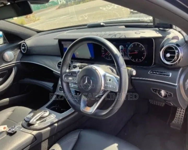 Mercedes-Benz E300 2019 Blue