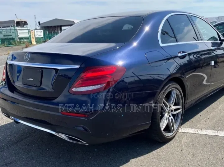 Mercedes-Benz E300 2019 Blue