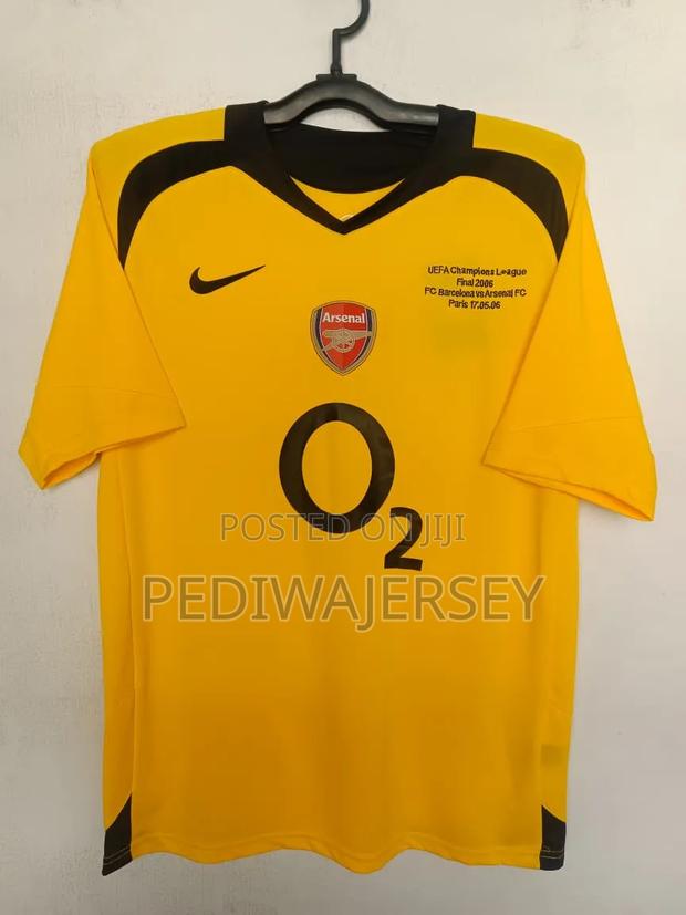 Arsenal 2005/06 Retro Kit - main view