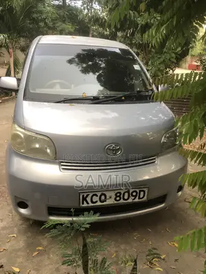 Toyota Porte 2011 Silver