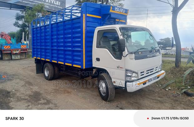 Isuzu NPR 2019 White - main view